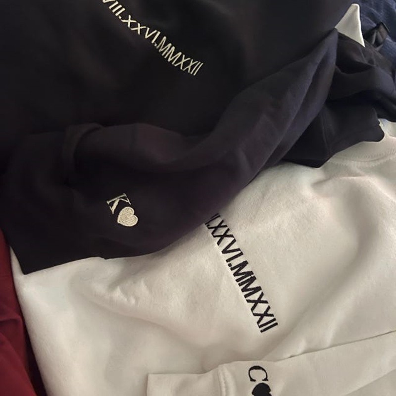Benutzerdefinierte Gestickte Römische Zahl Sweatshirt Jahrestag Datum und Initialen auf Ärmel Valentinstag Geschenk für Paare