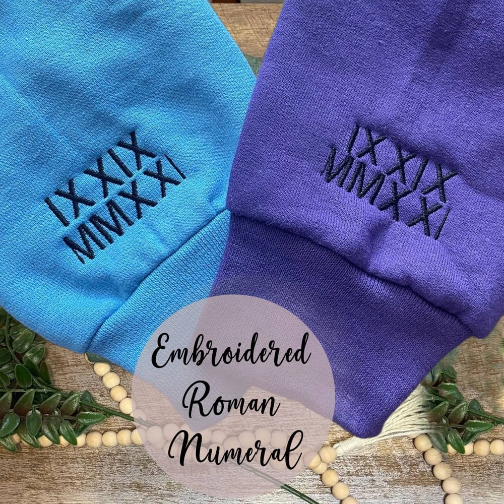 Benutzerdefinierte Gestickte Römische Zahl Sweatshirt Jahrestag Datum und Initialen auf Ärmel Valentinstag Geschenk für Paare