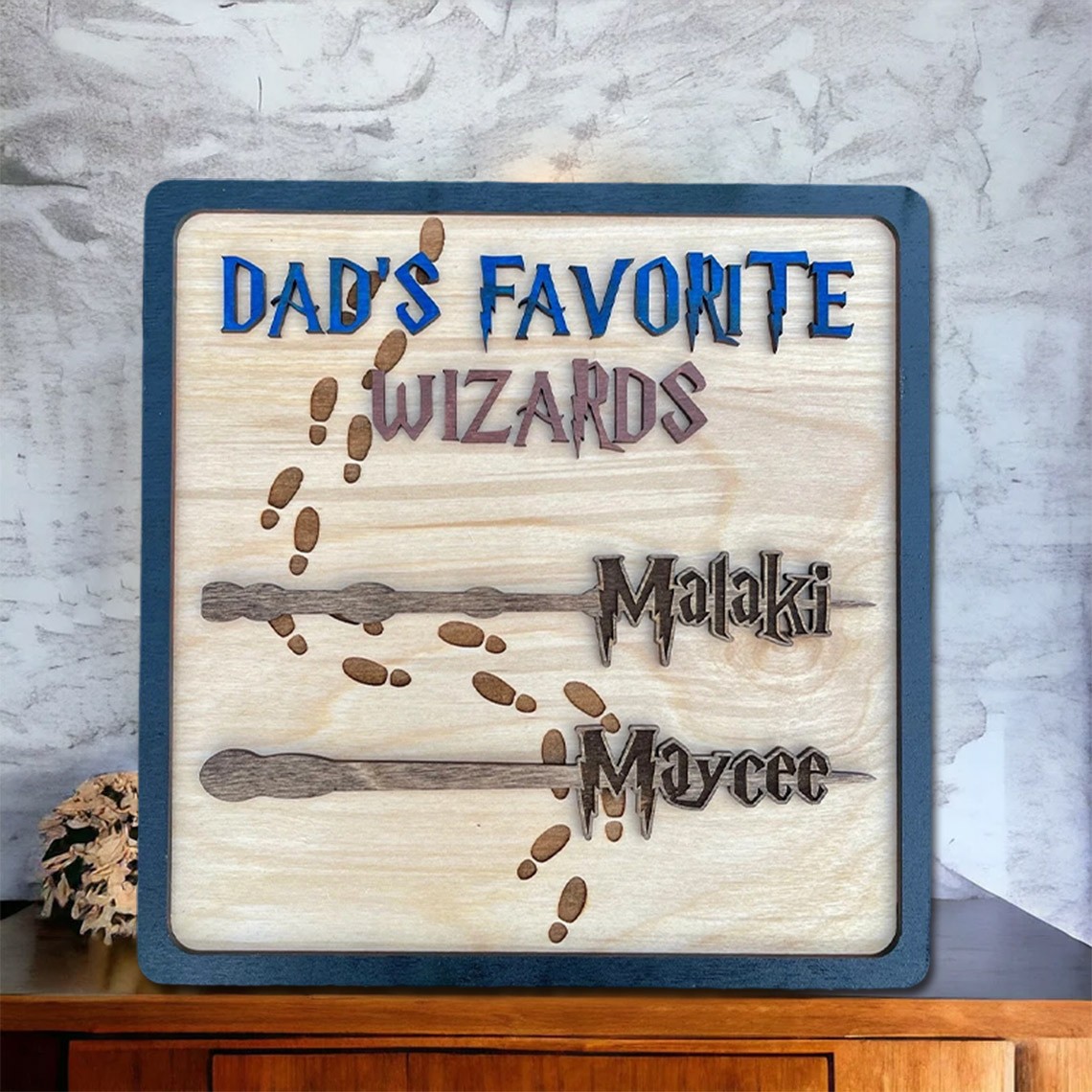 Personalisiertes Holzschild „Papas Lieblingszauberer“ mit Zauberstäben und Kindernamen als Geschenk zum Vatertag