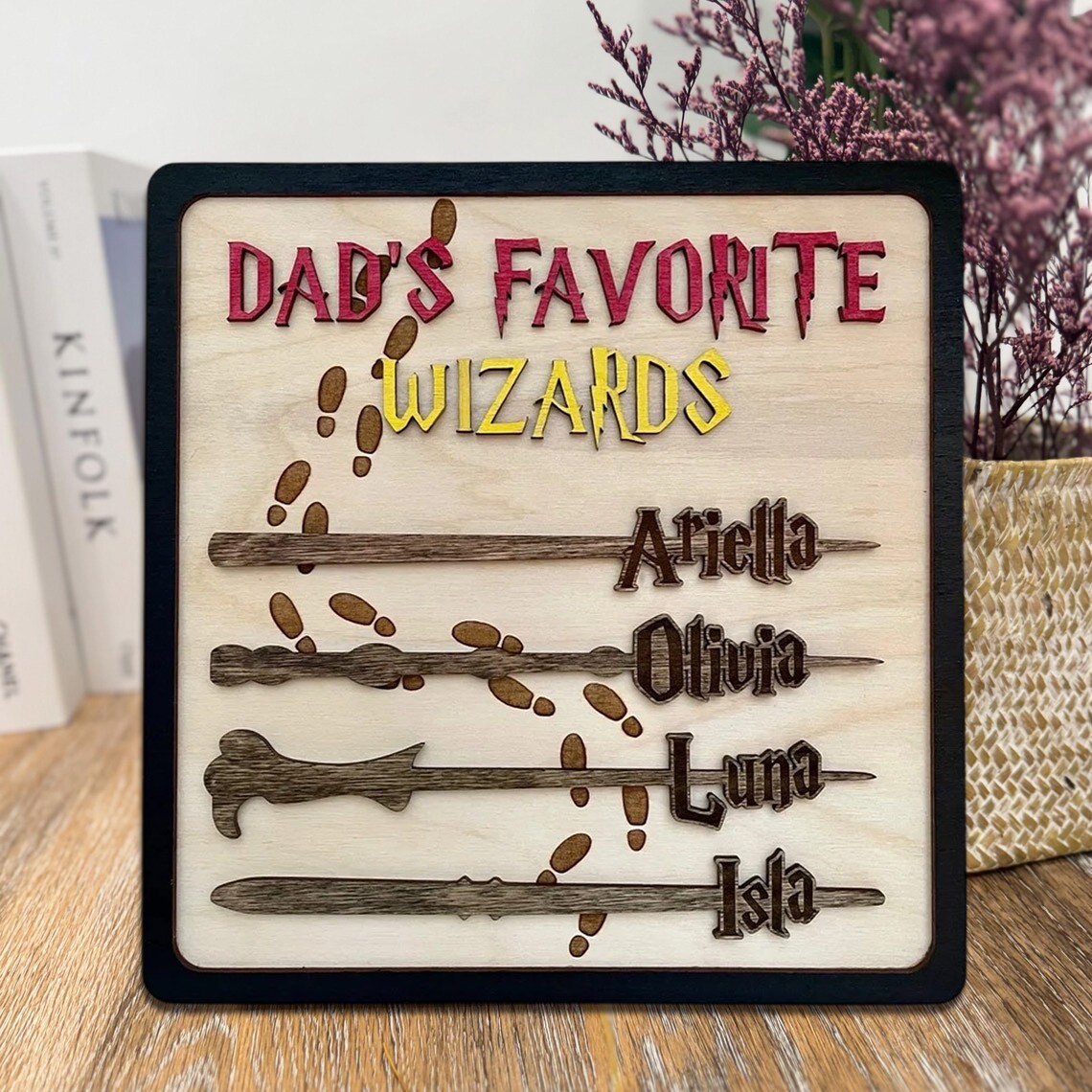Personalisiertes Holzschild „Papas Lieblingszauberer“ mit Zauberstäben und Kindernamen als Geschenk zum Vatertag