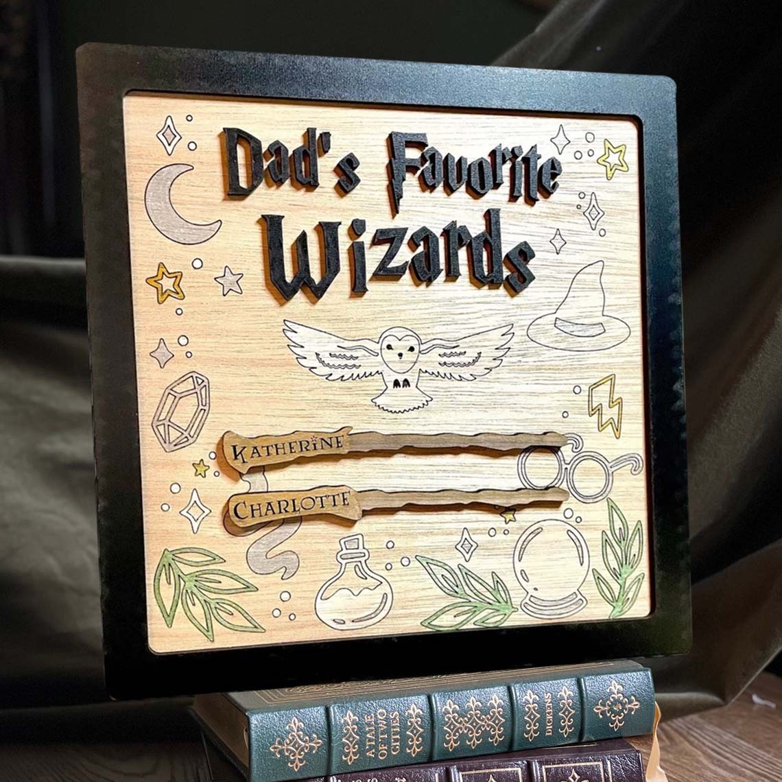 Personalisiertes Holzschild „Papas Lieblingszauberer“ mit Zauberstäben und Kindernamen als Geschenk zum Vatertag