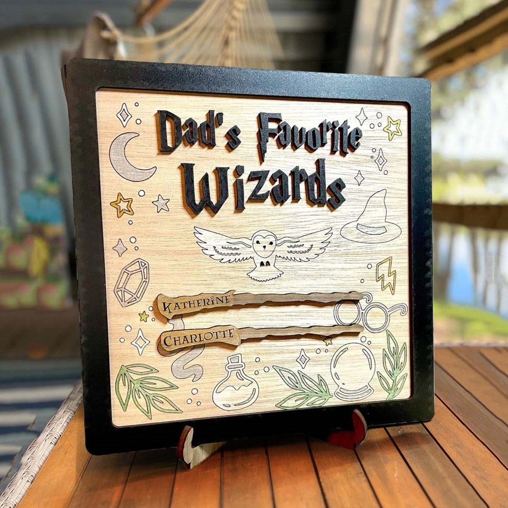 Personalisiertes Holzschild „Papas Lieblingszauberer“ mit Zauberstäben und Kindernamen als Geschenk zum Vatertag
