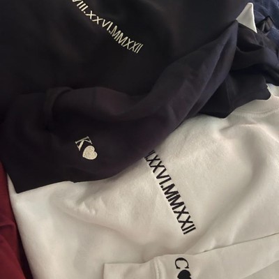 Benutzerdefinierte Gestickte Römische Zahl Sweatshirt Jahrestag Datum und Initialen auf Ärmel Valentinstag Geschenk für Paare
