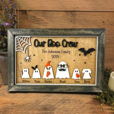Personalisiertes Holzschild „Geisterfamilie“ mit Namen: Unsere Boo Crew – Halloween-Deko-Geschenk