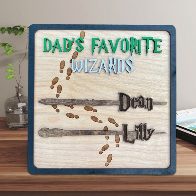 Personalisiertes Holzschild „Papas Lieblingszauberer“ mit Zauberstäben und Kindernamen als Geschenk zum Vatertag