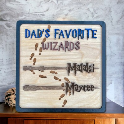 Personalisiertes Holzschild „Papas Lieblingszauberer“ mit Zauberstäben und Kindernamen als Geschenk zum Vatertag