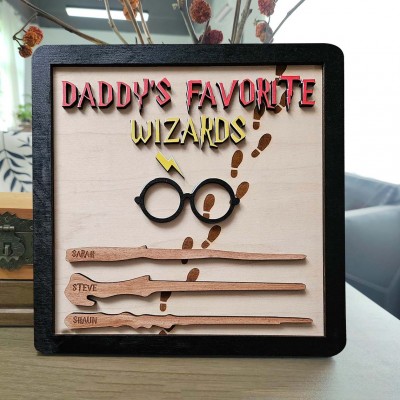 Personalisiertes Holzschild „Papas Lieblingszauberer“ mit Zauberstäben und Kindernamen als Geschenk zum Vatertag
