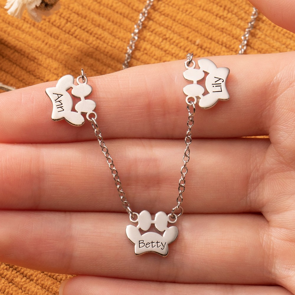 Collier d’impression de patte minimaliste personnalisé avec des cadeaux de nom de patte pour les mamans d’animaux de compagnie