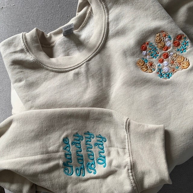 Sweat-shirt à imprimé de patte florale brodé personnalisé pour cadeau pour amoureux des animaux de compagnie, maman de chien