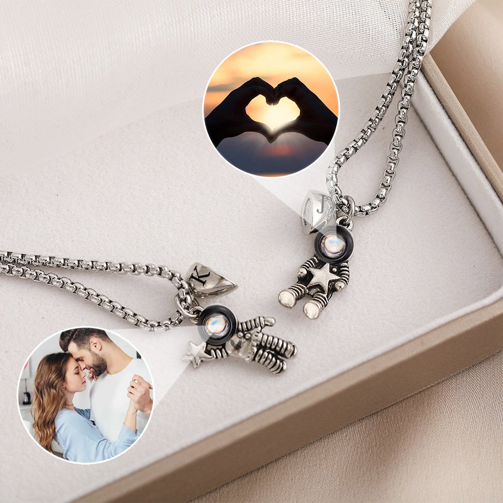 Collier de projection de mini figurine de l’espace personnalisé avec pendentifs initiaux magnétiques pour l’anniversaire