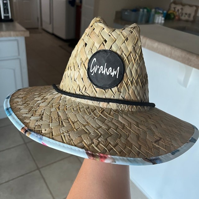 Chapeau de soleil personnalisé en paille de plage avec patch de nom
