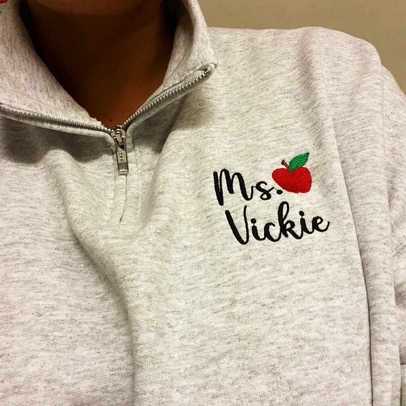 Cadeau personnalisé de graduation de sweat-shirt brodé de pomme d’enseignant pour un nouvel enseignant