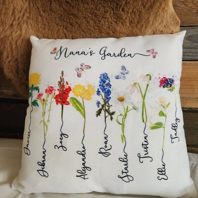 Oreiller personnalisé de fleur de naissance de jardin de Nana avec le nom de petits-enfants pour des idées de cadeaux de famille de Noël