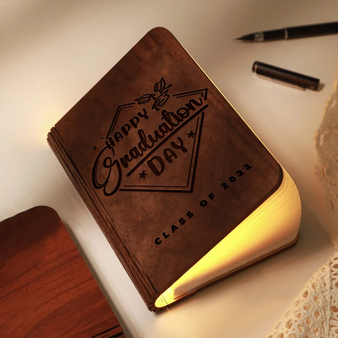 Lampe de livre magnétique pliante en bois personnalisée pour cadeau de remise de diplôme