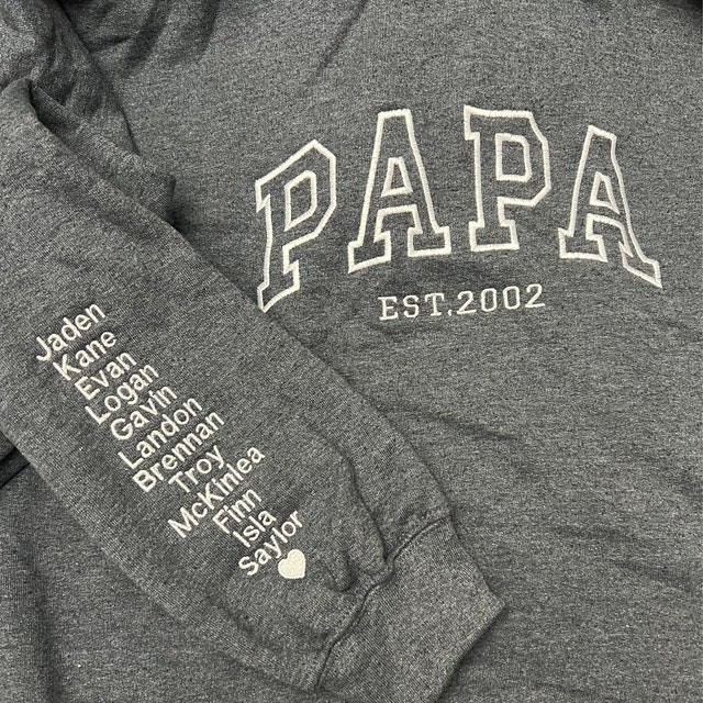 Sweat à capuche brodé personnalisé pour papa avec le nom des enfants sur la manche pour un cadeau de fête des pères