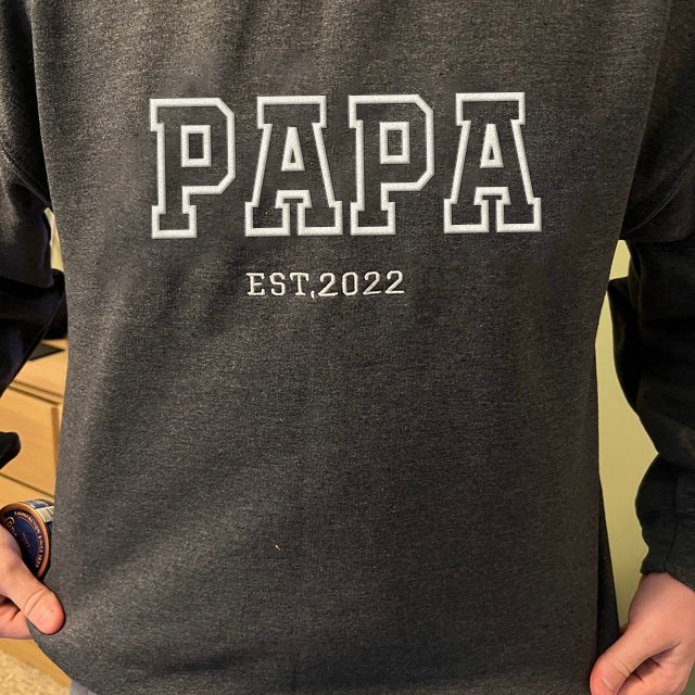 Sweat à capuche brodé personnalisé pour papa avec le nom des enfants sur la manche pour un cadeau de fête des pères