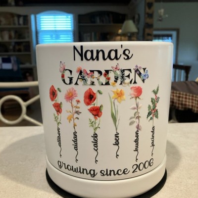 Pot de fleurs de naissance personnalisé dans le jardin de Nana avec le nom des petits-enfants pour les idées de cadeaux de Noël