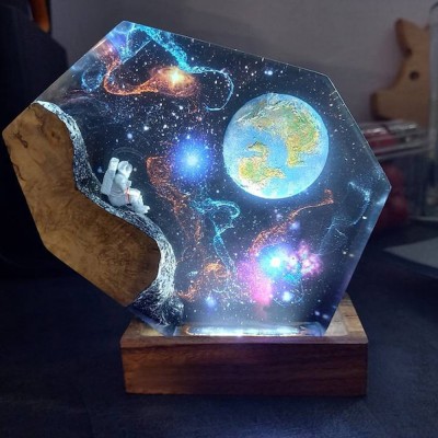 Lampe d’art en bois en résine d’astronaute de la galaxie de l’espace