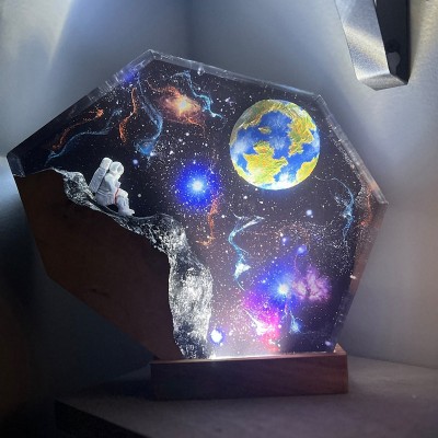 Lampe d’art en bois en résine d’astronaute de la galaxie de l’espace