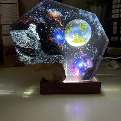 Lampe d’art en bois en résine d’astronaute de la galaxie de l’espace