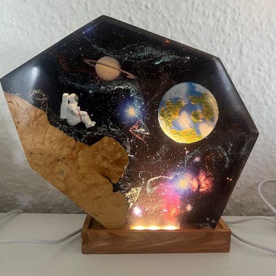 Lampe d’art en bois en résine d’astronaute de la galaxie de l’espace