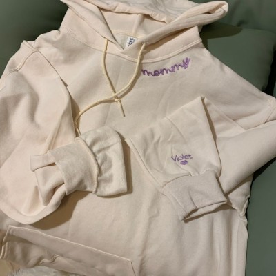 Sweat à capuche maman brodé personnalisé pour le cadeau de famille de Noël