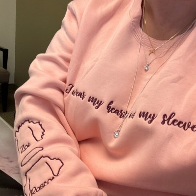 Sweat-shirt à capuche personnalisé avec inscription « Je porte mon cœur sur ma manche » et oreilles de chien sur la manche