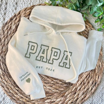 Sweat à capuche personnalisé brodé pour papa avec le nom de l'enfant sur la manche pour cadeau de fête des pères