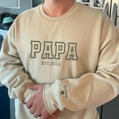 Sweat à capuche brodé personnalisé pour papa avec le nom des enfants sur la manche pour un cadeau de fête des pères