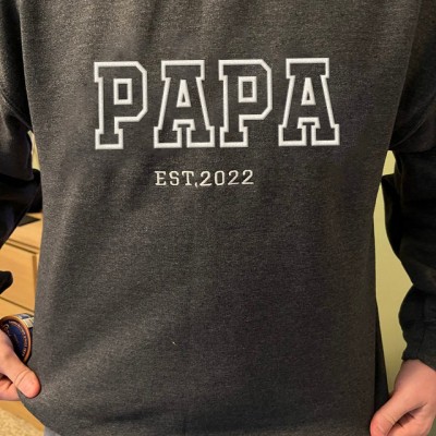 Sweat à capuche brodé personnalisé pour papa avec le nom des enfants sur la manche pour un cadeau de fête des pères