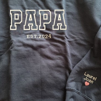 Sweat à capuche brodé personnalisé pour papa avec le nom des enfants sur la manche pour un cadeau de fête des pères